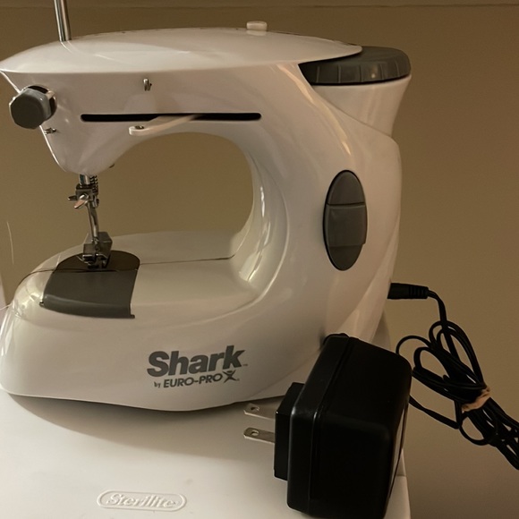 Mini sewing machine - Picture 2 of 10